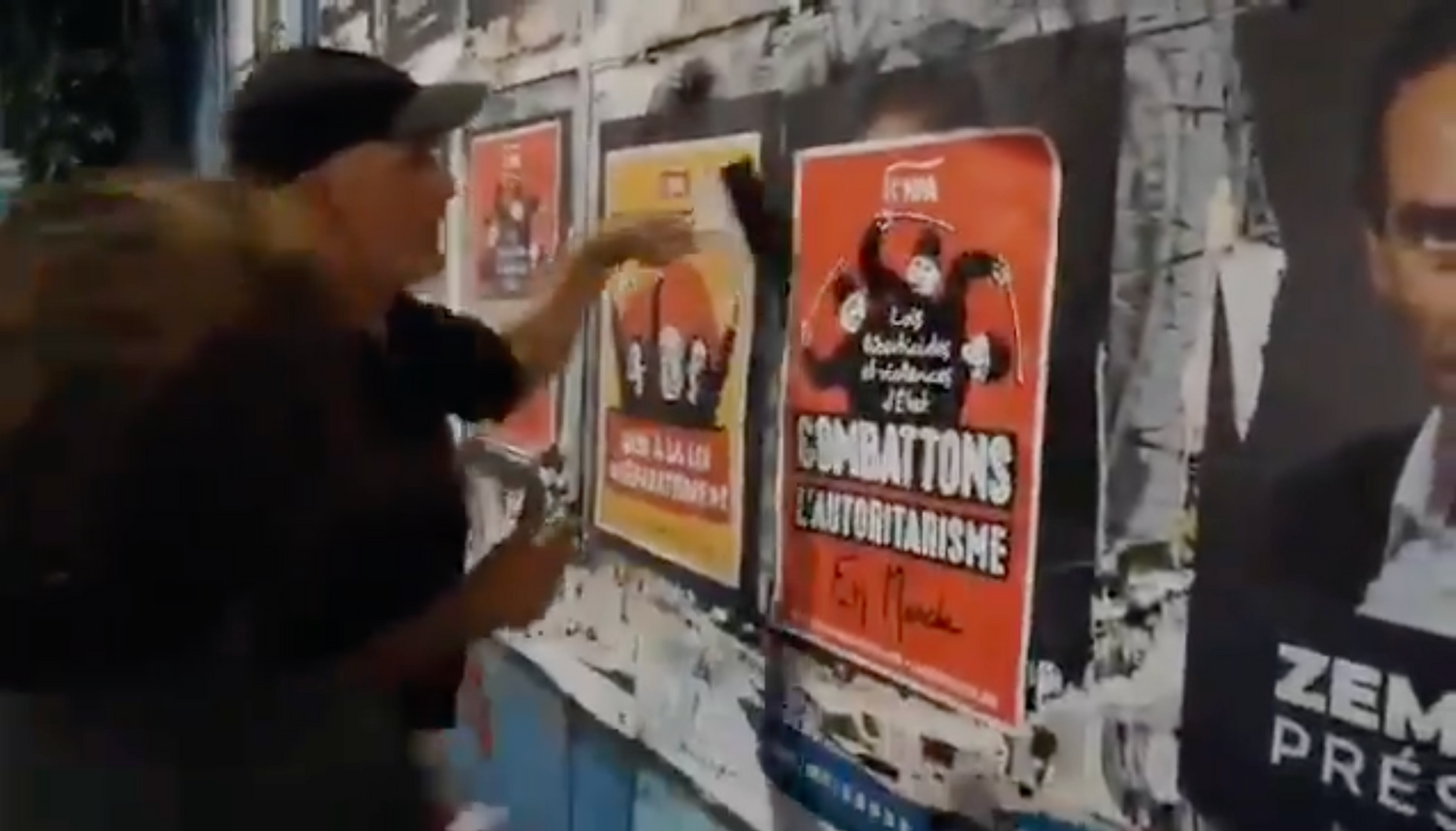 Philippe Poutou recouvre des affiches